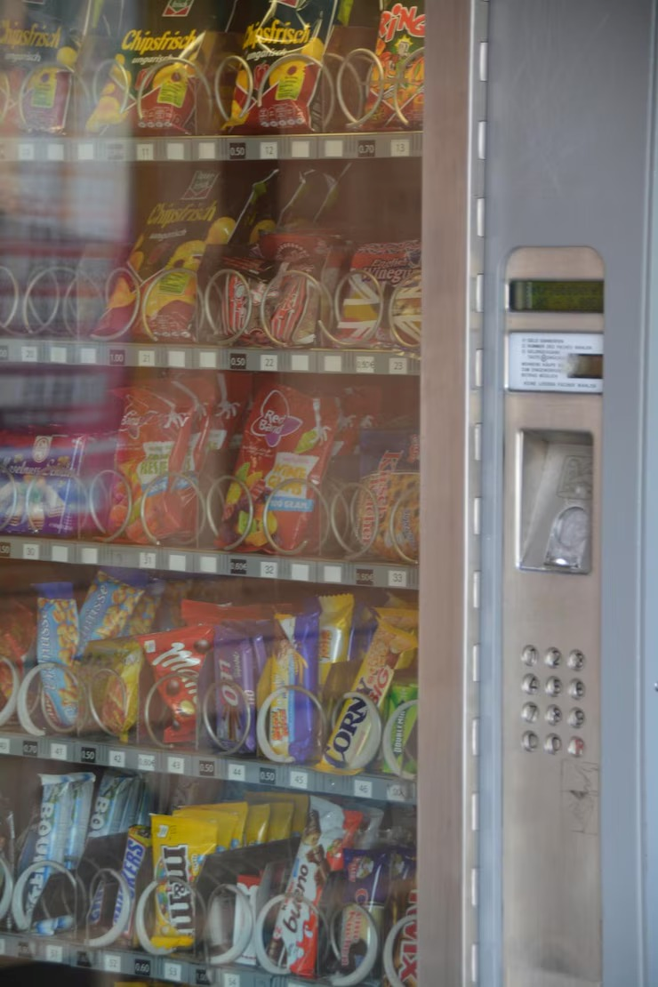 Vending machine café